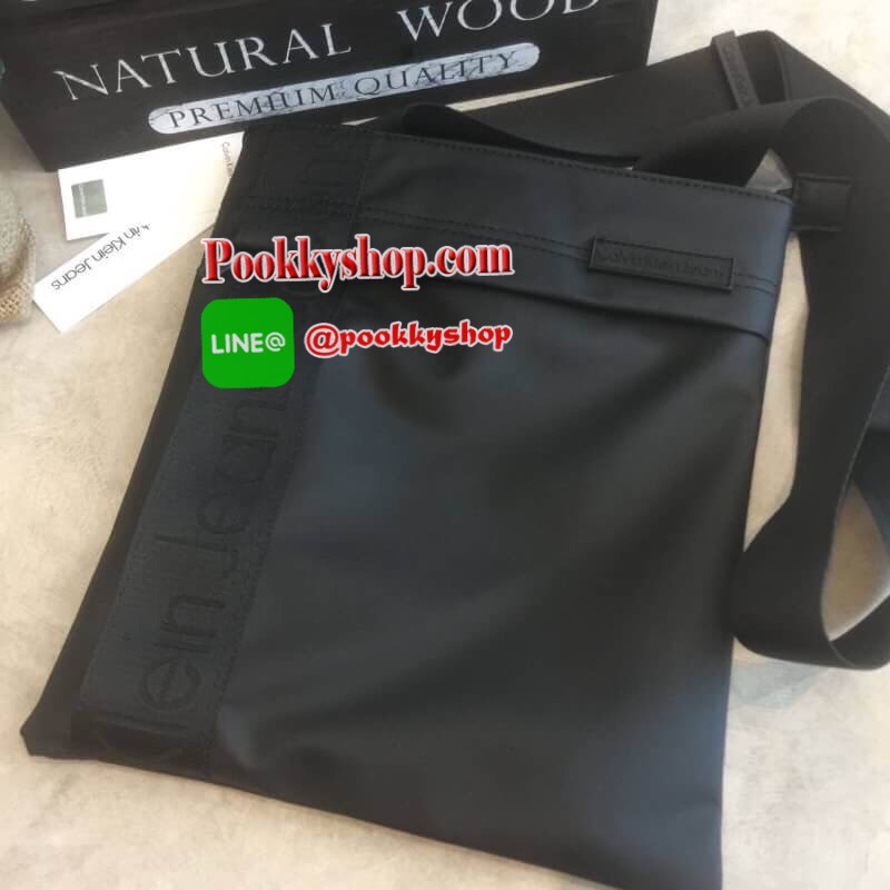 CALVIN KLEIN JEANS CROSSBODY BAG 2016 กระเป๋าสะพาย CK Jeans Limited Edition 2016 จาก Calvin Klein Jeans วัสดุ Nylon + Polyester 100% คุณภาพดีเนื้อนิ่มน้ำหนักเบาด้านหน้ามีโลโก้ Calvin Klein Jeans พร้อมช่องซิป 1 ช่อง เปิดปิดด้วยซิป ภายในมีโลโก้เเละช่องซิป ข