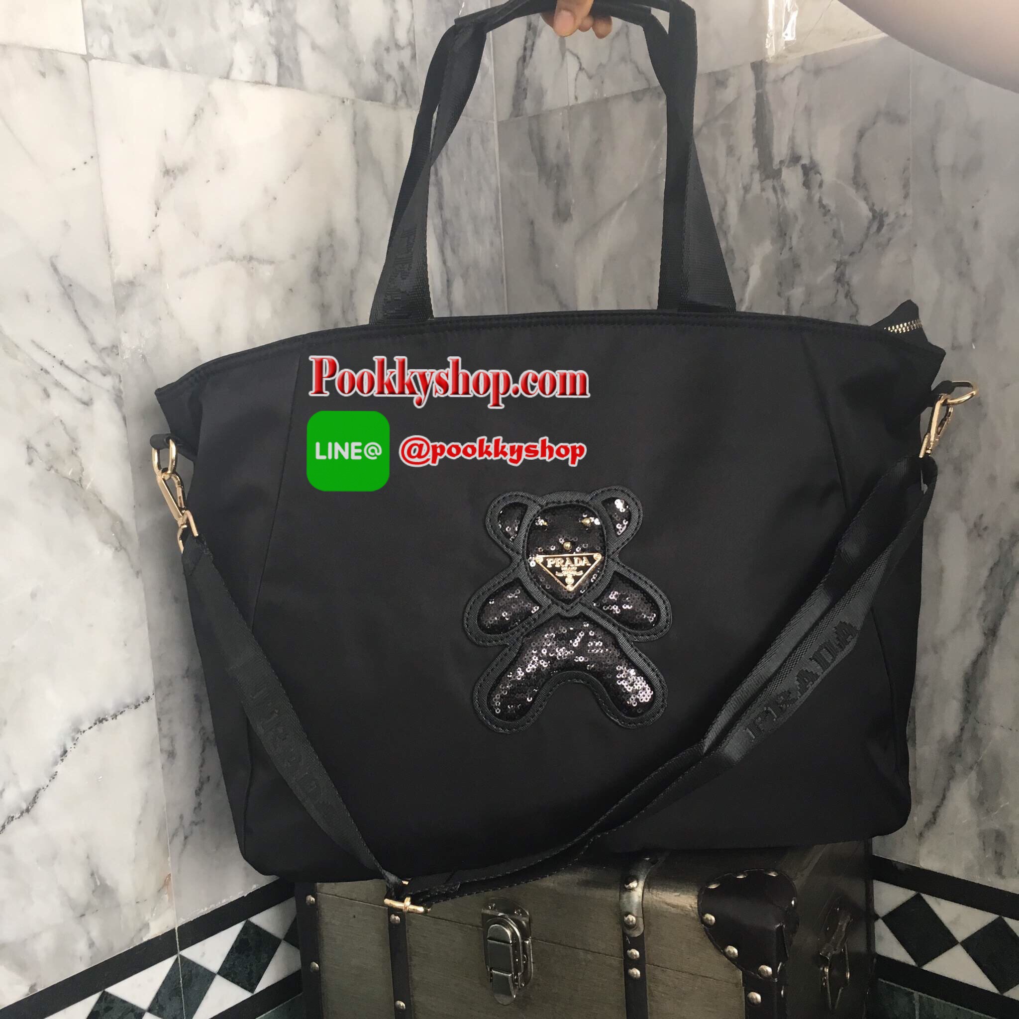 งานพรีเมี่ยมกิ้ฟ จากเคาเตอร์ต่างประเทศคะ รุ่น Limited edition ค่ะ ได้กระเป๋าอเนกประสงค์ ทรง TOTE จากแบรนด์ PRADA มาค่า เป็น กระเป๋าผ้าไนล่อน ตามแบบฉบับของแบรนด์เลย ใบนี้มีสายยาวให้คะ เลิศมาก สะพายเป็น shoulder bag หรือ ถือได้คะ ใช้ได้2ด้าน ด้านนึงโลโก้แบร