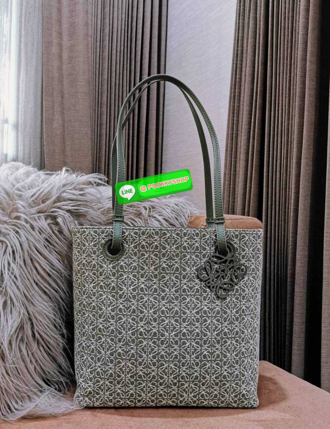 ✴️NEW ARRIVAL!✴️LOEWE ANAGRAM TOTE BAG VIP GIFT WITH PURCHASE GWP พรีเมี่ยมกิ๊ฟ Limited จาก LOEWE PERFUME DUTYFREE ไอเท็มใหม่! ดีไซน์สวยคงเอกลักษณ์ด้วยวัสดุ Anagram Canvas Jacquard Fabric ผสมผสานหนังแท้ Calfskin ลงตัวสุดคลาสสิค ขนาดกำลังดี น