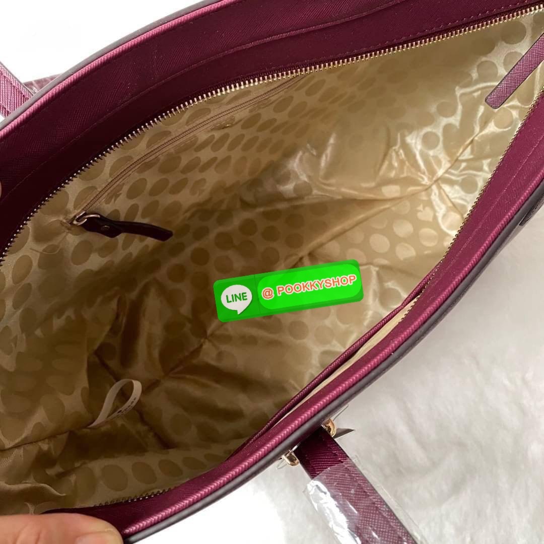 Kate Spade new york shopping large bag กระเป๋าถือ หรือคล้องไหล่ได้ ด้านหน้ามีโลโก้แบรนด์ แบบปั้มสีทอง เปิด-ปิด กระเป๋าด้วยซิป ด้านในโล่งกว้าง จุของได้เยอะ ด้านในมีช่องซิป และ ช่องเล็ก