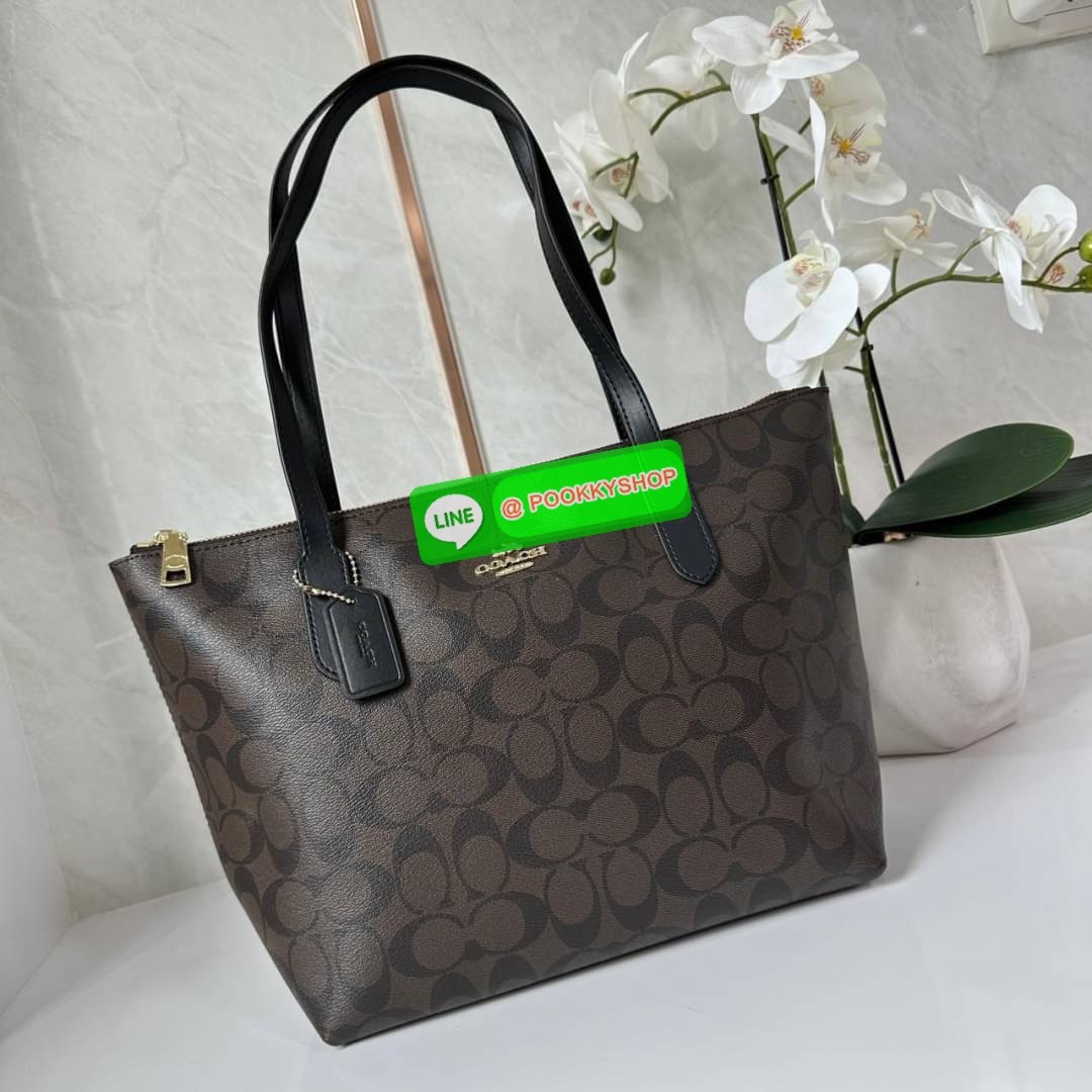 Coach 4455 ZIP TOP TOTE IN SIGNATURE CANVAS กระเป๋าสะพายไหล่ทรง Tote เปิด-ปิดกระเป๋าด้วยซิป ป้องกันของตกหล่น ภายในกว้างใส่สัมภาระได้เยอะ มีช่องเล็กใส่ของจุกจิก วัสดุแคนวาส หูจับหนังแท้ ถือไปเที่ยว ไปทำงาน สะดวกเลยค้า