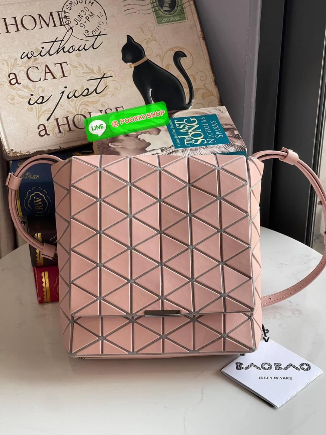 💕Baobao Issey Miyake Off-White Flap Messenger Bag(Large) สำหรับใครที่ต้องการใช้งานแบบเน้นการเคลื่อนไหวที่คล่องตัว แนะนำรุ่นนี้เลยคะ มาพร้อมแผ่นรูปทรงสามเหลี่ยมอันโดดเด่นแฝงไปด้วยความทันสมัยบ่งบอกถึงความเป็นเอกลักษณ์ของแบรนด์ได้เป็นอย่างดี ซึ่งสายส