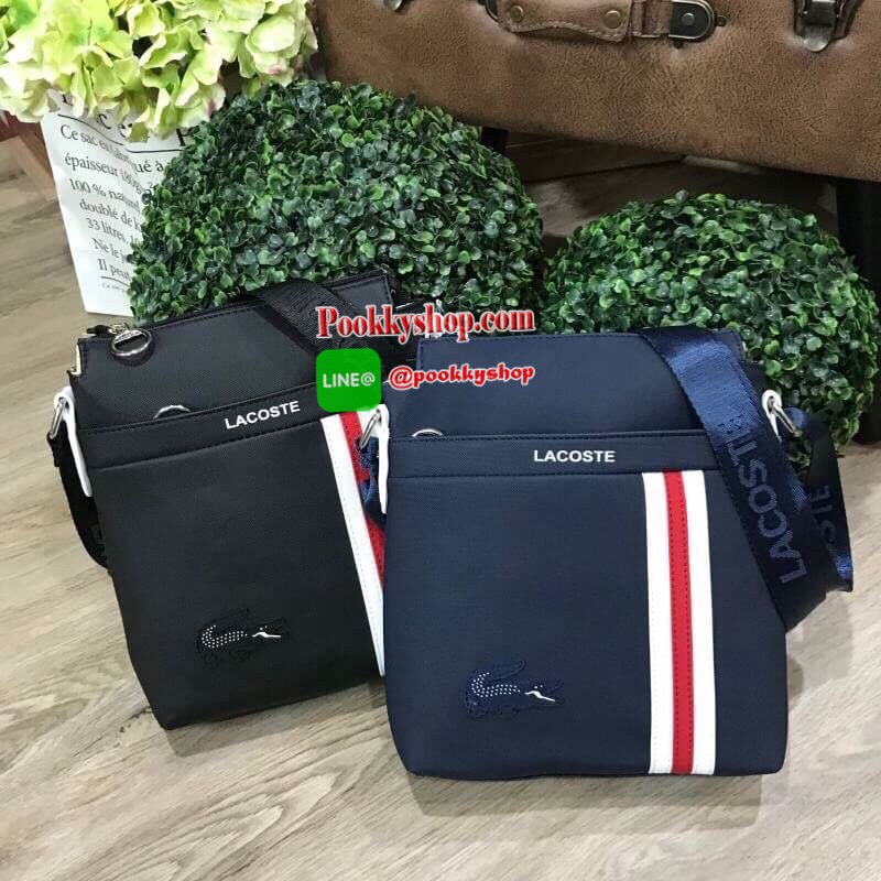 ห้ามพลาด! BEST SELLER! ลาคอส MESSENGER BAG กระเป๋าสะพายรุ่นใหม่ล่าสุดขนาดกำลังดีหนังนิ่มสวยอยู่ทรง ด้านหน้ามี1ช่องซิป พร้อมโลโก้แบรนด์และเเถบคาดดูมีดีเทล เปิดปิดด้วยซิปสะดวกใช้หัวซิปแบรนด์อะไหล่เงินสามารถใส่ ipad mini มือถือ กระเป๋าสตางค์ใบยาว ของจุกจิก