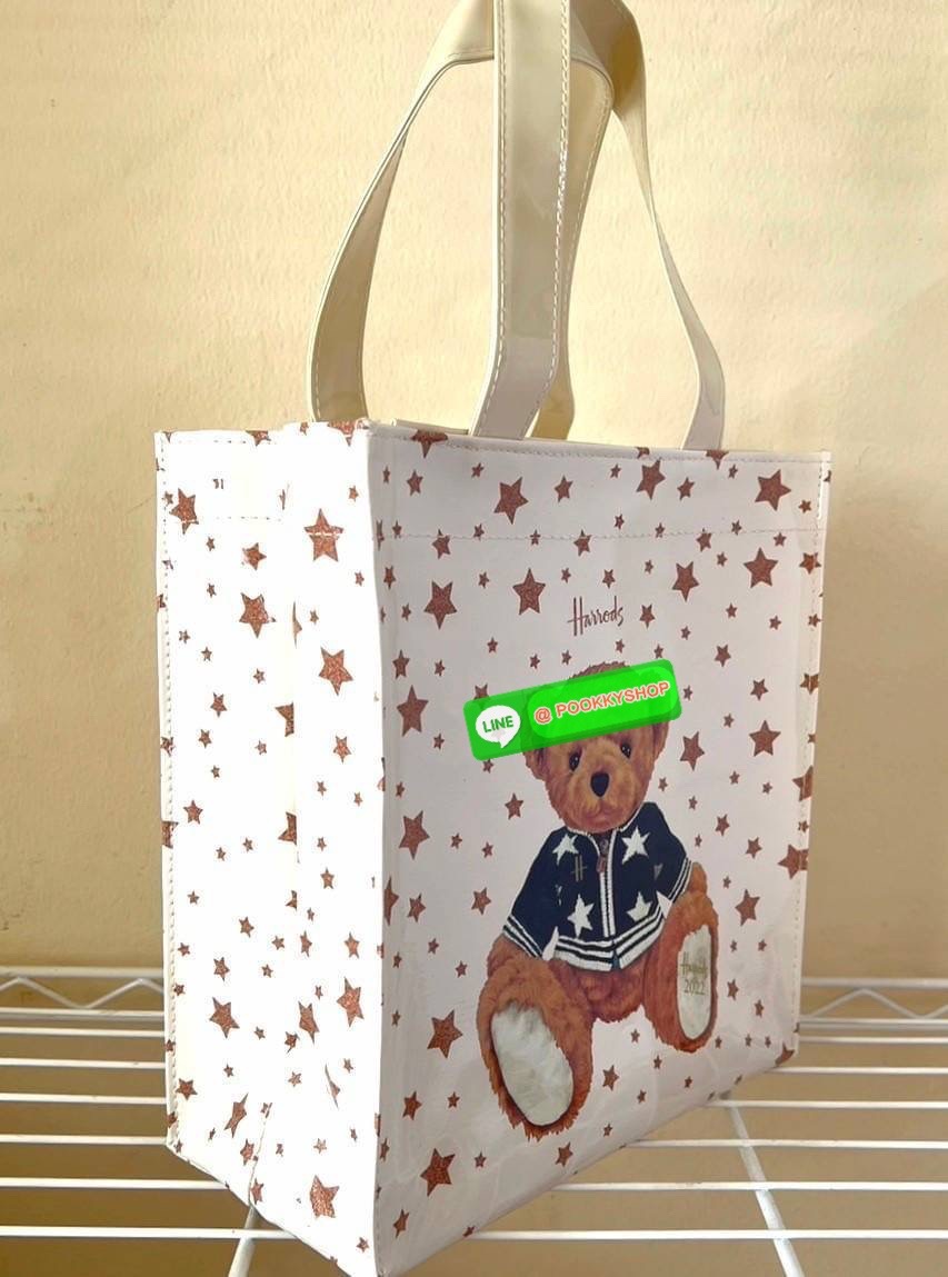 Don't Miss! Harrods London Top-handle Shopping Bag กระเป๋า Shopping แบรนด์ดังจากอังกฤษไอเท็มยอดนิยมวัสดุ PVC+Polyester 100% ของแท้เนื้อหนาอยู่ทรงกันน้ำ ขนาดกำลังดี น้ำหนักเบา เปิดปิดด้วยซิปสะดวกใช้ภายในกว้างและจุ มีโลโก้แบรนด์และมีช่องซิปเล็ก1ช่องสาม