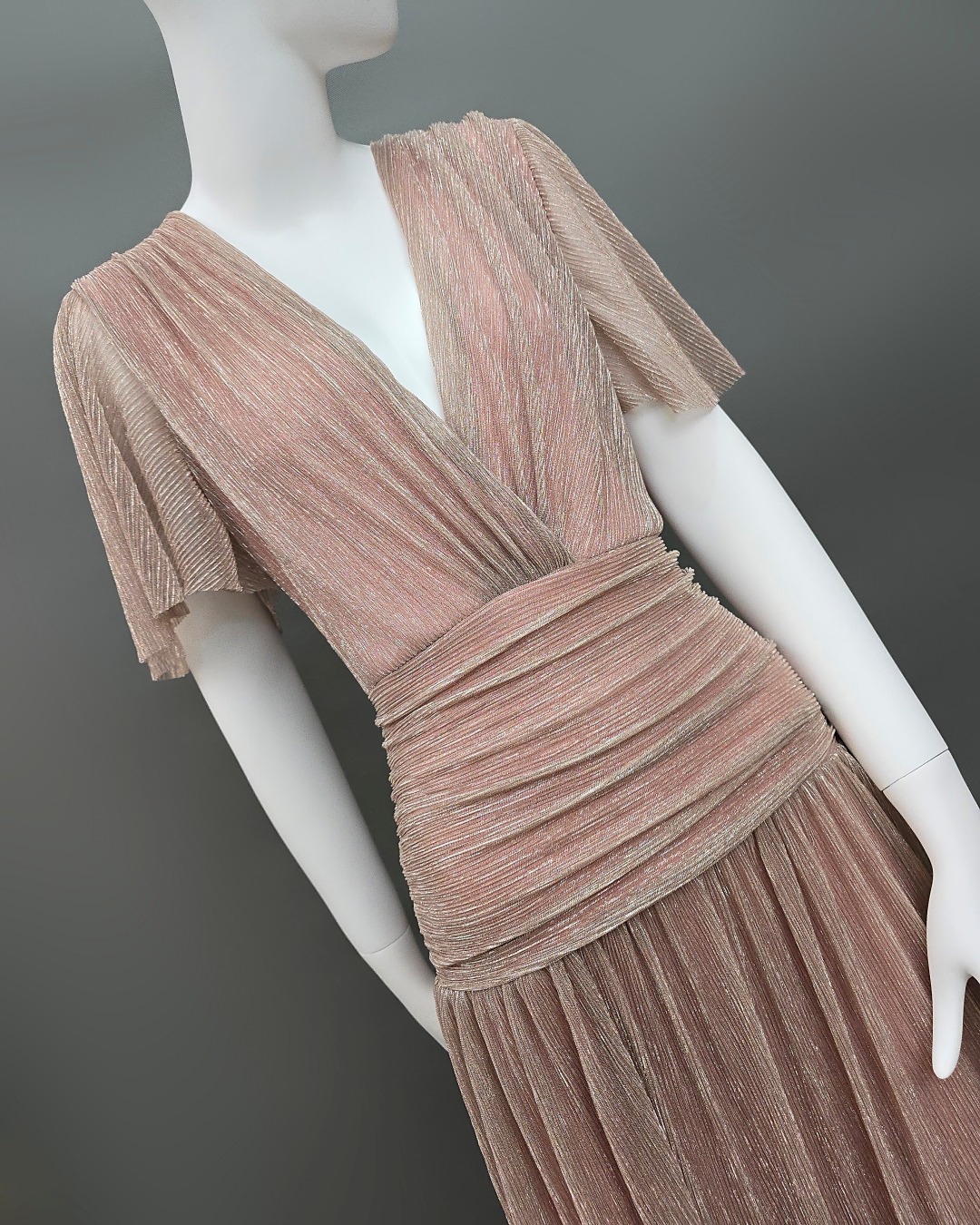 เดรสแฟชั่น แม็กซี่เดรสเสื้อคอวีป้าย แขนระบาย กระโปรงจับเดรปเข้ารูปตรงสะโพก