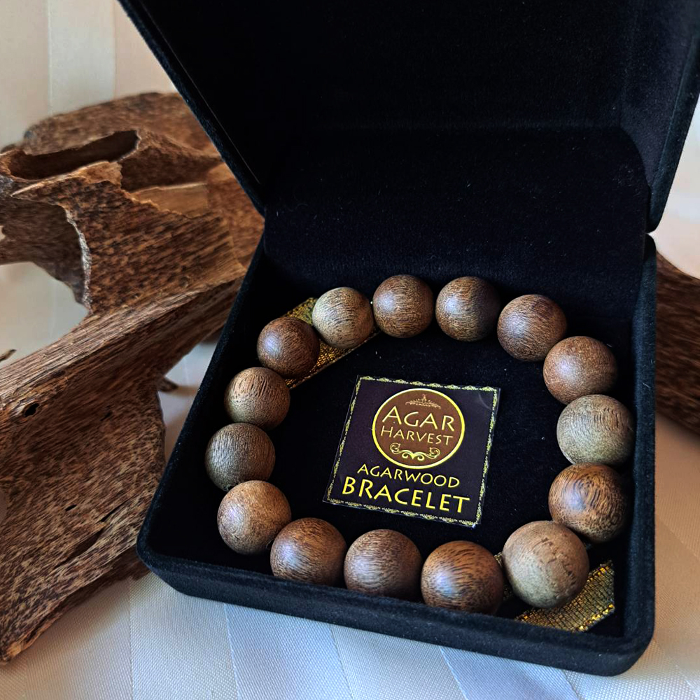 สร้อยข้อมือ ลูกปัด ลูกประคำ มาลา จากแก่นไม้หอมกฤษณา ในกล่องกำมะหยี่ สวยหรู (15เม็ด 15มิล) Agarwood Beads Bracelet with Box (15 Beads) 15mm / Mala, Rosary 1 Unit