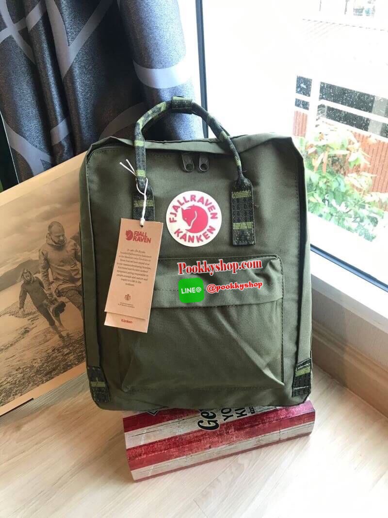 Classic มีกล่องแบรนด์ Kanken backpack รุ่น Classic แบรนด์ดังจากสวีเดนที่นิยมกันมากในหมู่วัยรุ่น กระเป๋าเป้ที่มีน้ำหนักเบา แต่มีความทนทาน และช่องว่างต่างๆมากขึ้น มีซิปหน้าสำหรับใส่ของกระจุกกระจิก และหูหิ้วทั้งด้านหน้าและด้านหลัง สำหรับการหิ้วถือได้สะดวก ใส