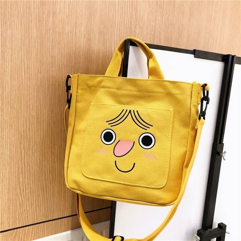 รุ่นใหม่ พร้อมส่ง!!!!!!!! Monna bag น้องมอนน่า จมูกแดงโตๆ มีหน้าม้า มี4สีให้เลือกสดใสกันไปป ได้ทั้งถือและสะพายเลย ใส่ของได้เพียบ เน้นๆ