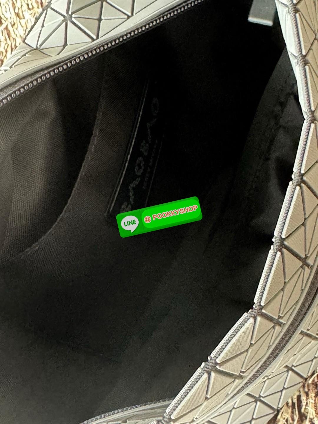 💕Baobao Issey Miyake Matte Baton Crossbody Bag เป็นกระเป๋าคาดอกที่มีดีไซน์เรียบง่ายและใช้งานได้อเนกประสงค์ มีน้ำหนักเบาแต่มีความทนทานสูงและสามารถกันน้ำได้ สายสะพายมีความแข็งแรงและปรับได้หลายระดับ จึงสามารถประยุกต์ใช้งานได้ทั้งคาดอก คาดเอวหรือสะพาย