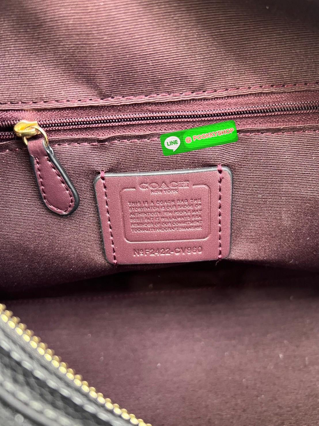 COACH ROWAN SATCHEL IN SIGNATURE CANVAS จุดเด่นของกระเป๋าทรงsatchel bag คือรูปทรงของกระเป๋าดูแข็งแรง มั่นคง ไม่เสียทรงง่าย มาพร้อมหูหิ้วที่ด้านบนของกระเป๋า ลายแคนวาสที่เป็นซิกเนเจอร์แบบเอกลักษณ์ ช่องใช้งานทุ้งภายในและภายนอก นอกจากนี้ กระเป๋าประเภทนี้ยังมี