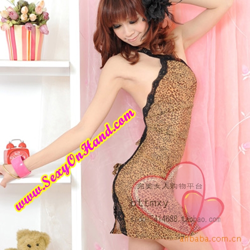 ชุดนอนเซ็กซี่ ชุดนอนซีทรู ลายเสือ แบบมัดคอ แต่งขอบลูกไม้ดำ เปิดหลัง เนื้อผ้าเป็นแบบซีทรู พิมพ์ลายในตัว ไม่ซีทรูมากนะคะ ผ้ามีน้ำหนัก ทิ้งตัว สวยคะ สวมใส่สบาย+ G Sting ลายเสือเข้าชุดคะ