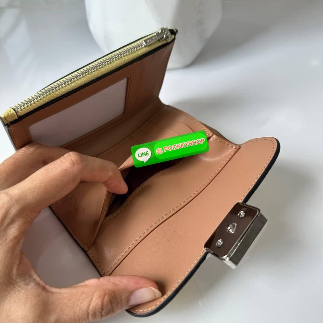 Coach Medium Grace Wallet (Cl421) 🔖กระเป๋าสุดหรูใบกลาง ขนาดกำลังดีกระทัดรัด 🔖วัสดุ : pebble leather 🔖ภายในมีช่องใบบัตรเครดิต 6 ช่อง มีช่องใส่เหรียญแยก สามารถใส่ธนบัตรแบงค์พันได้คะ