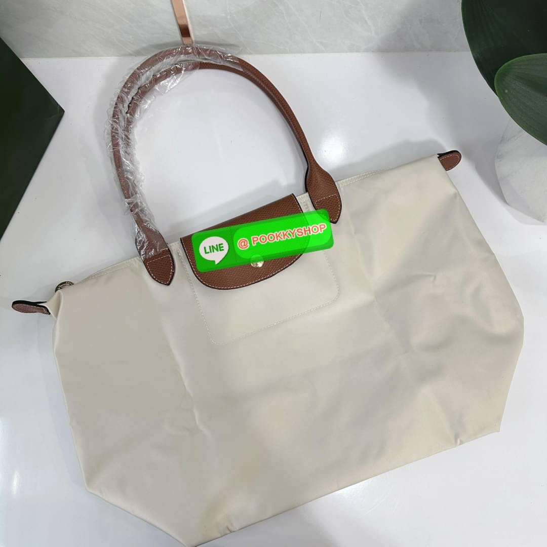LONHGCHAMP LE PLIAGE ORIGINAL L TOTE BAG 🔖กระเป๋าสะพายไหล่ Le pliage ใบใหญ่ เรียบง่ายจุของได้เยอะ สามารถเก็บเอกสารหรือแล็ปท็อปได้คะ 🔖วัสดุ:ไนลอนเคลือบ 🔖เปิด-ปิดด้วยซิป ภายในกว้าง มีช่องลับแยกคะ 🔖สามารถพับเก็บได้พกพาสะดวกคะ