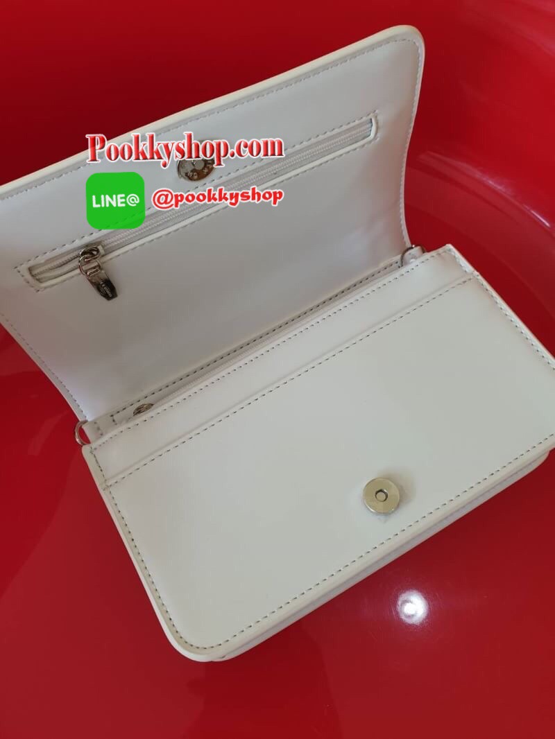 Charles&Keith Chain Rimmed Clutch กระเป๋าสะพายรุ่นใหม่!!ทรงcrossbodyหรือถอดสายถือเป็นทรงคลัชท์ได้ มีดีเทลโซ่ร้อยหนังรอบใบ เปิดปิดด้วยกระดุมแม่เหล็กใช้งานง่าย ภายในมีช่องซิป ช่องเสียบบัตรและช่องใหญ่ใส่ตระกูลพลัสได้ แยกเป็นสัดส่วน มาพร้อมสายสะพายแบบโซ่ต่อหน