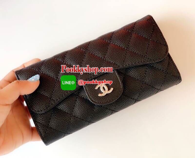 มาพร้อม ถุงผ้า กล่อง และ ถุงกระดาษ Chanel หนังคาเวียร์ สวยอยู่ทรงด้านหน้าประดับโลโก้แบรนด์สวยน่าใช้ เป็นกระเป๋าทรงยาวสามพับ ดูดีมีระดับใช้ได้ทุกโอกาส มีช่องใส่เยอะใธนบัตร2ช่องใส่บัตร12ช่อง และช่องซิปในอีก 1 ช่อง ปิดด้วยกระดุมแม่เหล็ก