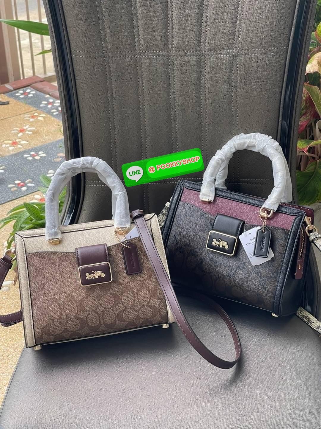 Coach Grace Carryall In Signature Canvas กระเป๋ารูปทรงสี่เหลี่ยมสุดคลาสสิก เป็นกระเป๋าอเนกประสงค์ที่สามารถใช้ได้แทบทุกโอกาส ไม่ว่าจะไปเรียน, ไปทำงาน, ไปเที่ยว หรือแม้แต่ไปชอปปิง ด้วยขนาดที่กำลังดี ไม่ใหญ่เทอะทะ แต่ก็ไม่เล็กจนเกินไป มาพร้อมหูหิ้วทั้งด้านบน
