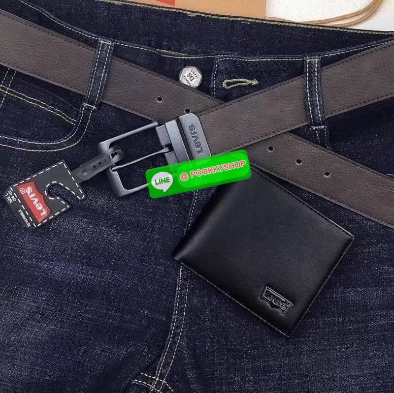 Levi's Leather Belt & Wallet Set เซตสุดคุ้ม กระเป๋าสตางค์หนังนิ่ม ด้านหน้าตกแต่งด้วยโลโก้แบรนด์ ด้านในมีช่องใส่รูป ช่องใส่บัตร และช่องใส่ธนบัตร 2 ช่อง มาพร้อมกับเข็มขัดสุดเท่ และที่เจาะรูเข็มขัดค่ะ