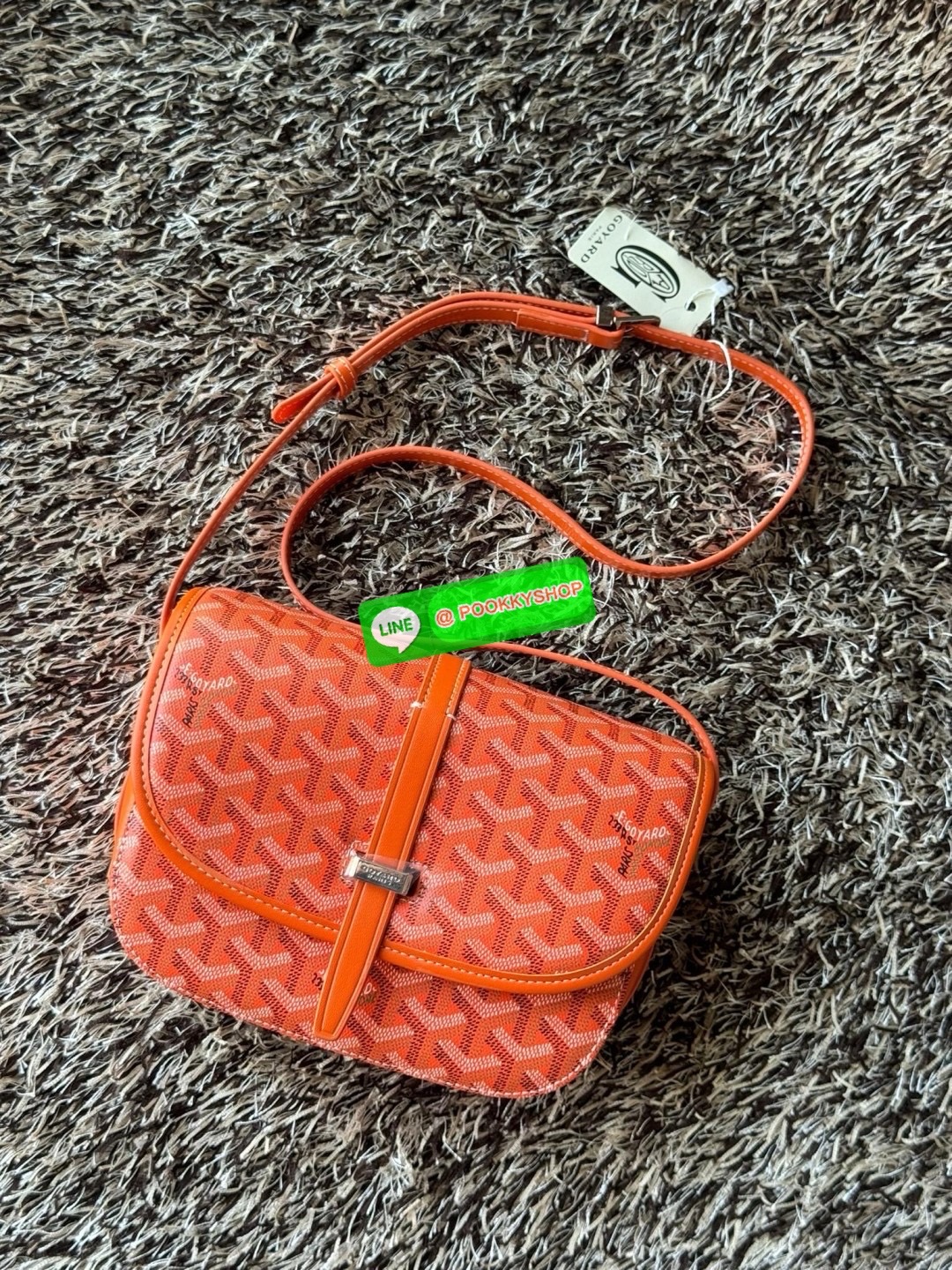 Goyard belvedere pm แบรนด์ดังจากฝรั่งเศส เรัยบหรูแต่ดูสง่า สะดุดตาด้วยลายเฉพาะตัว วัสดุที่นำมาตัดเย็บกระเป๋าเป็นวัสดุผ้าใบ Canvas ที่มีชื่อเรียกว่า “Goyardine” ซึ่งเป็นผ้าใบที่เป็นการผสมผสานระหว่างผ้าฝ้าย (Cotton), ผ้าลินิน (Linen) และ ผ้าป่าน (Hemp) ทำกา