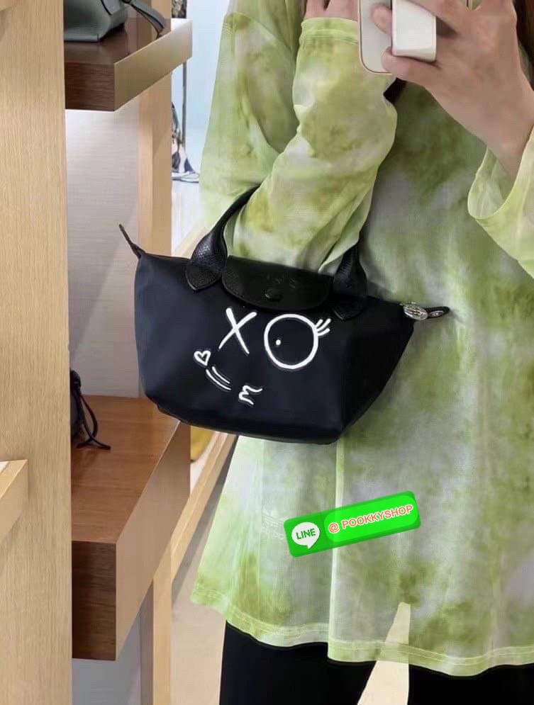 Longchamp x André XS Le Pliage Top Handle Bag พบกับคอลเลคชั่นสุดพิเศษจากลองฌองป์ ‘Longchamp & André’ ที่มีศิลปินกราฟิตี้ชื่อดัง อังเดร ซาไรวา (Mr. André Saraiva) เจ้าของคาเรคเตอร์การ์ตูนสุดร่าเริงอย่าง ‘มิสเตอร์เอ (Mr. A)’ มาร่วมออกแบบกระเป๋าคอลเลคชั่นพิเ