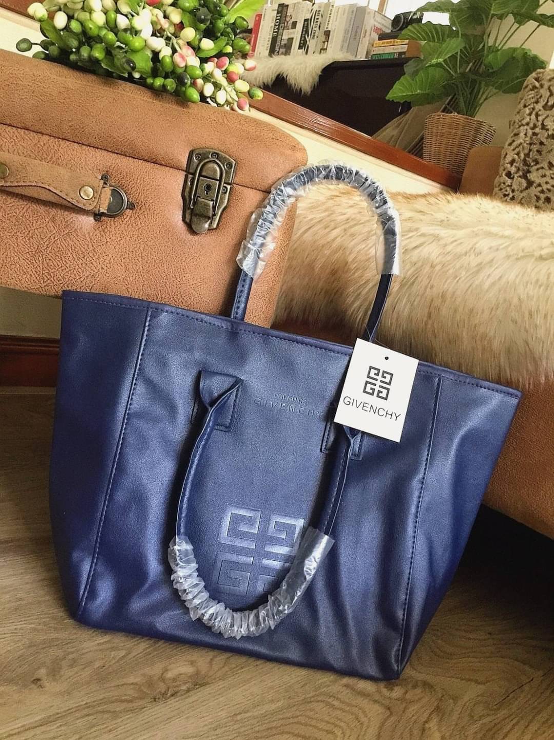 Best Seller! Givenchy Black Soft Leather Shoulder Handbags (Limited edition) กระเป๋าถือหรือสะพายพรีเมี่ยมของเเท้จาก "Givenchy Perfume Counter" วัสดุหนังนิ่มเรียบสีดำด้านหน้าปั้มโลโก้แบรนด์ GV ภายใน Polyester 100% สีดำสกรีนโลโก้สวยดูดี เปิดปิดด้ว