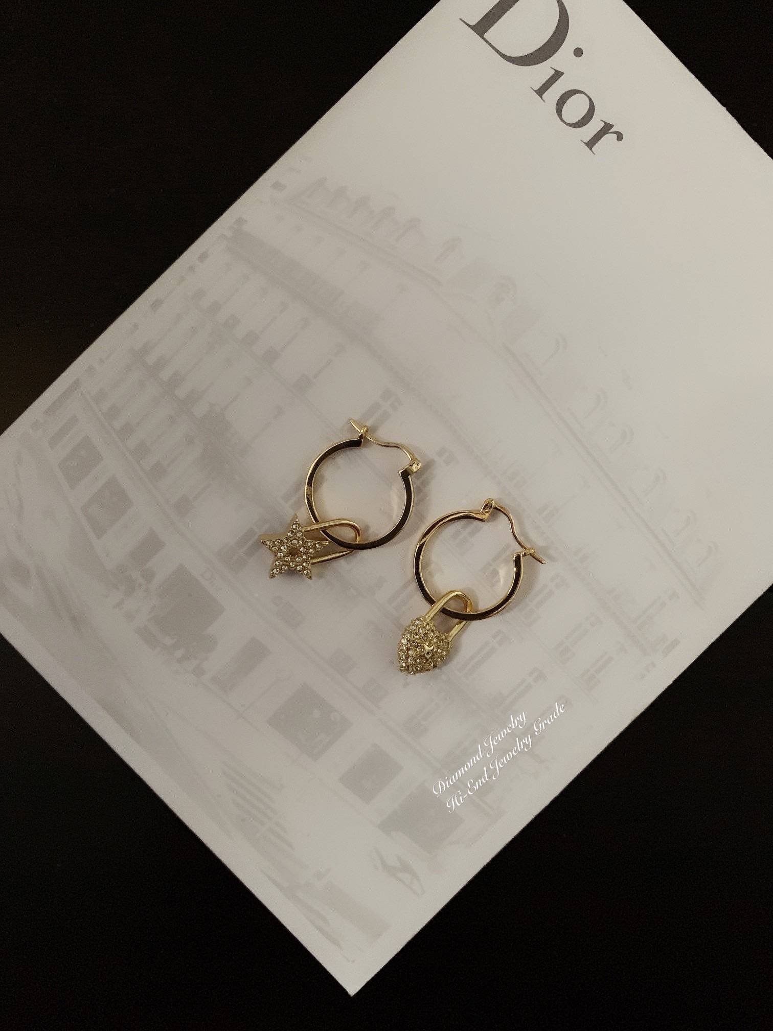 Super Hi-End Quality !!!! ((งาน 1:1 เหมือนในช็อปมากที่สุดในท้องตลาด)) Christian Dior Earring ต่างหูดิอองาน 1:1 เหมือนของแท้เป๊ะๆค่ะ รับรองงานสวยมากกกกก ดูหรู ดูผู้ดีสุดๆ งานดี เพชรคุณภาพดีมากๆมากๆคะรับประกันความพอใจเลยค่ะ ตัวเรือนสีทองเงา งาน laser stamp