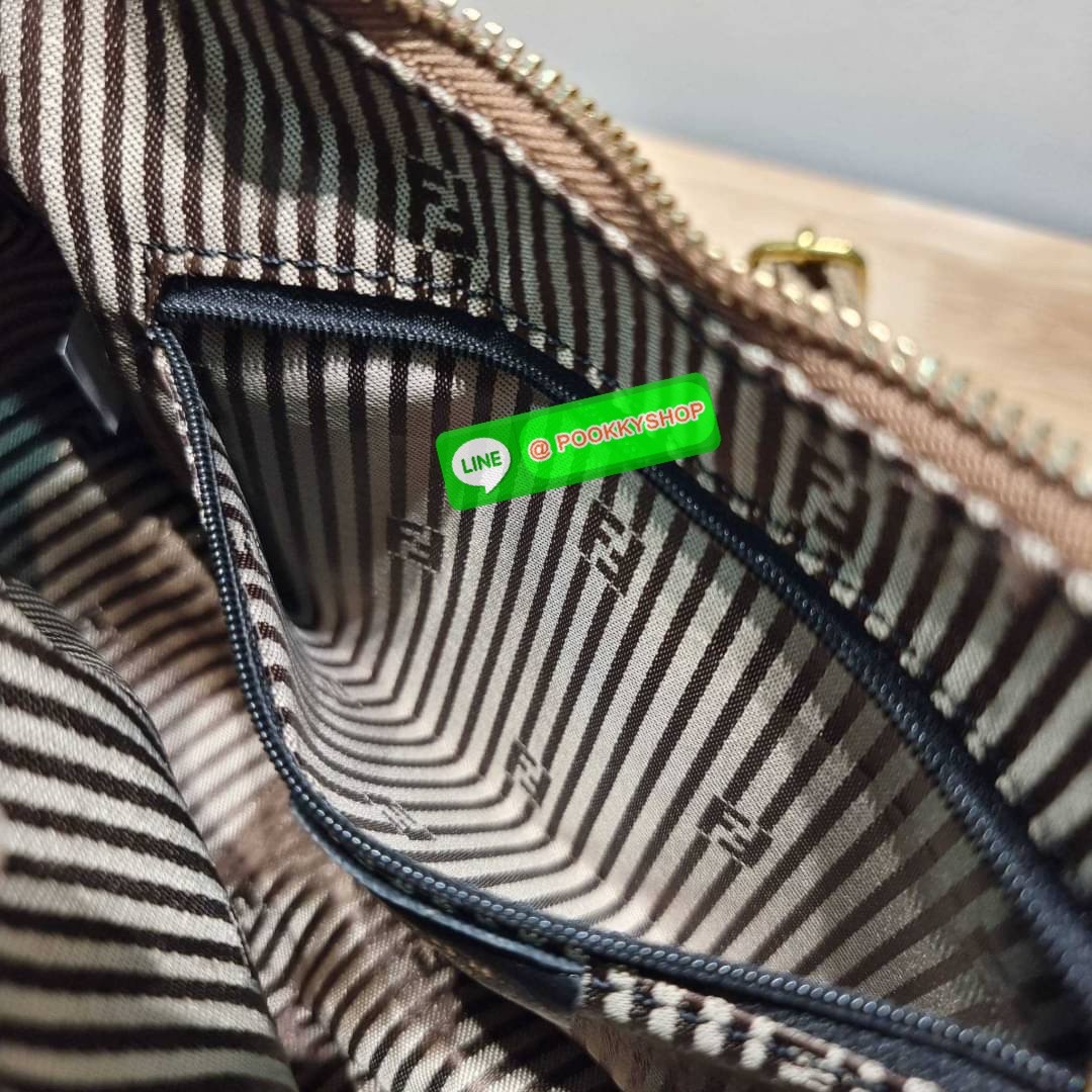 FENDI MONOGRAM CROSSBODY HOBO BAG กระเป๋าสะพายข้างใหม่ล่าสุด ดีไซน์ลวดลายรอบใบ มี texture โดดเด่นน่าใช้ ดูหรูและคลาสสิคในตัว ก้นกระเป๋าตกแต่งอะไหล่ font สีทองหรูหรา มาพร้อมสาย 2 แบบ สำหรับคล้องแขน และสายครอสบอดี้ วัสดุผ้าแคนวาสทนทาน เปิด-ปิดด้วยซิป ภายในเ