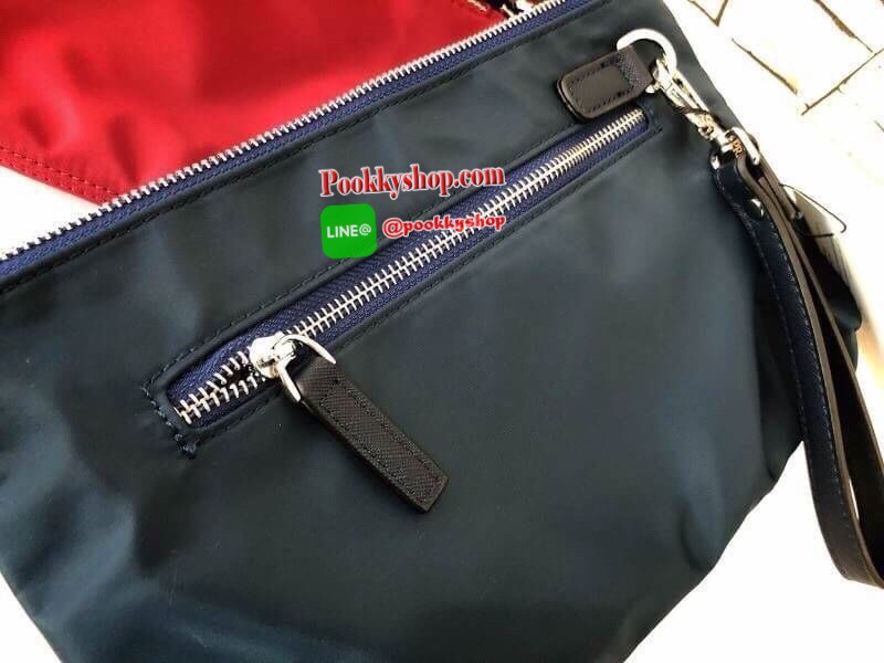 MUST HAVE! PRADA NYLON GIFT WITH PURCHASE CROSSY BAG กระเป๋าคล้องมือ พรีเมี่ยมกิ้ฟจากเคาน์เตอร์ต่างประเทศรุ่น Limited วัสดุ Nylon เนื้อหนาคุณภาพดีตามแบบฉบับแบรนด์ เปิดปิดด้วยซิปขนาดกำลังดีด้านหน้าประดับโลโก้แบรนด์หรู ด้านหลังมีช่องซิปอีก1 ช่องภายในมีช่องซ
