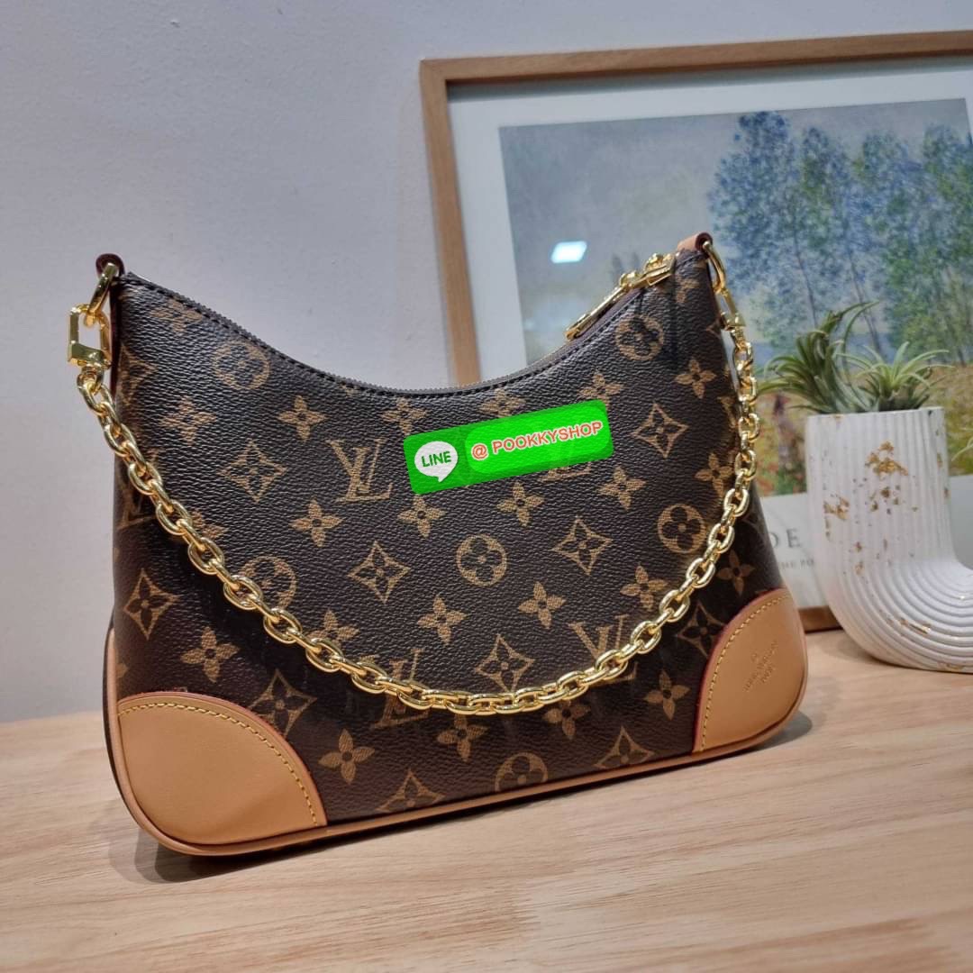 LV boulogne bag กระเป๋าสะพาย ดีไซน์คลาสสิครุ่นสุดปัง ขนาดกำลังดี ใช้งานได้สะดวกคล่องตัว วัสดุหนังแคนวาสทนทาน ปากกระเป๋ามีซิปเปิดปิด ภายในโล่งกว้าง ใส่ได้ทั้งกระเป๋าสตางค์ใบยาว มือถือ ของจำเป็นต่างๆ มาพร้อมสายสะพาย ปรับได้ตามชอบ และสายโซ่คล้องไหล่อีกหนึ่งเ