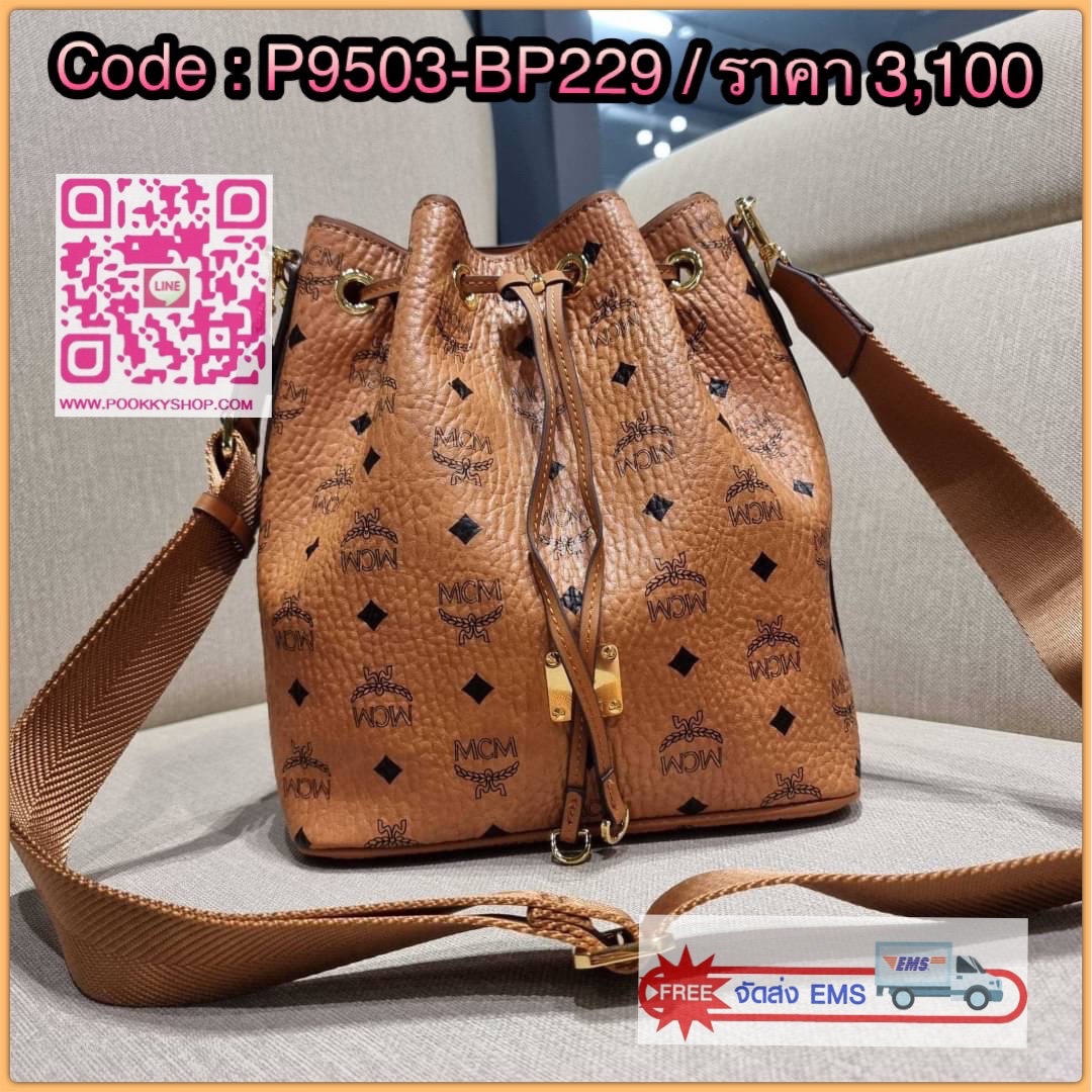 MCM MEDIUM ESSENTIAL DRAWSTRING BAG IN VISETOS กระเป๋าสะพายทรง bucket ไซส์ medium ใบใหญ่กำลังดี รูดเปิด-ปิดด้วยหนัง และยังมีกระดุมแม่เหล็กติดกันของหล่น พิเศษที่มีสายสะพายให้ 2 แบบ สายคล้องไหล่หรือถือได้ และสายสปอร์ตสะพายข้าง วัสดุหนังแคนวาสคุณภาพดี ภายในโ