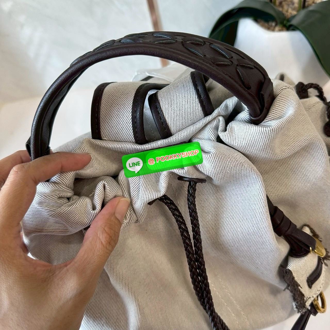 Songmont Series Backpack Female Small Capacity Songmont Drawstring Backpack กระเป๋าเป้สายรูดทรงชิคที่กำลังเป็นกระแสฮิตสุด ๆ เพราะดีไซน์เรียบเก๋ ใช้งานง่าย และแมทช์ได้หลายสไตล์ ดีไซน์ unisex ใช้ได้ทั้งผู้หญิงและผู้ชาย ดีไซน์: ทรงถุงสายรูด (Drawstring) ดูมิ