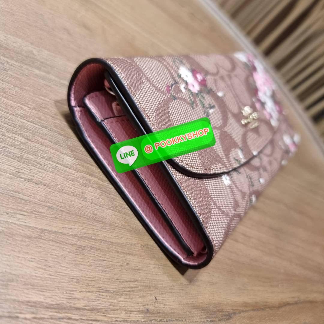 COACH F29395 SLIM ENVELOPE WALLET IN SIGNATURE CANVAS WITH FLORAL BUNDLE PRINT กระเป๋าสตางค์รุ่นขายดี ทรงจดหมายรุ่นฝาพับ ดีไซน์ลายช่อดอกไม้ น่ารักสดใส วัสดุหนังแคนวาสเคลือบลาย ภายในใส่มือถือได้ ใส่บัตรได้ มีช่องซิปแยกแบ่งเป็นสัดส่วน ใบจริงคือดีงาม สาวๆใช้