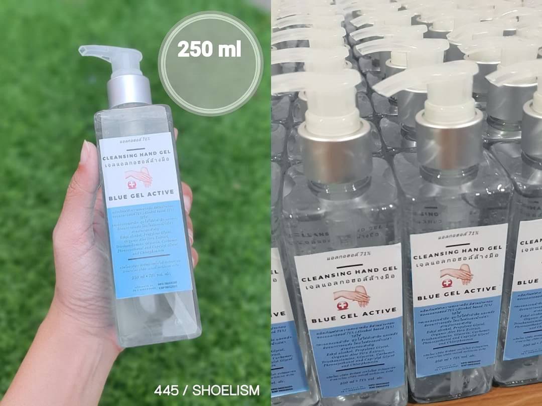หายากกว่าทอง ก็เจล และผ้าปิดปาก จริงๆ เจลล้างมือมาตรฐานโรงพยาบาล พร้อมส่งนะคะ 🛵🛵 นาทีนี้ต้องมีติดตัว ช่วยได้เยอะมาก เจลล้างมือ แอลกอฮอล์ ขนาด 250ml 👉 เจลทำความสะอาดมือแบบไม่ใช้น้ำ ลดและยับยั้งเชื้อโรคด้วยแอลกอฮอล์ 71% ที่มีประสิทธิ