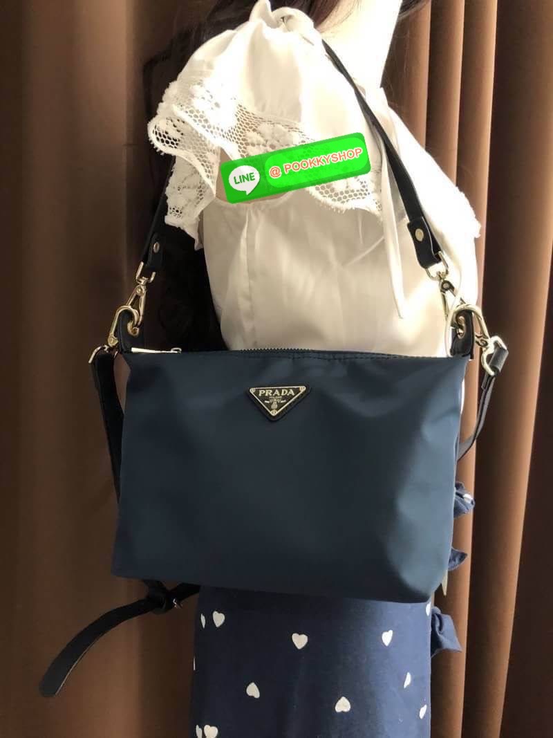 PRADA NYLON SHOULDER BAG พรีเมี่ยมกิ้ฟจากเคาน์เตอร์ต่างประเทศรุ่น Limited edition ที่ฮ๊อตสุดๆวัสดุเป็น Nylon เนื้อหนาคุณภาพดีตามแบบฉบับของแบรนด์ ขนาดกำลังดีน้ำหนักเบา ด้านหน้าประดับ โลโก้แบรนด์อะไหล่ทองหรู ภายในมีช่องซิปและช่องใส่ของ ซับใน Polyester100% ใ