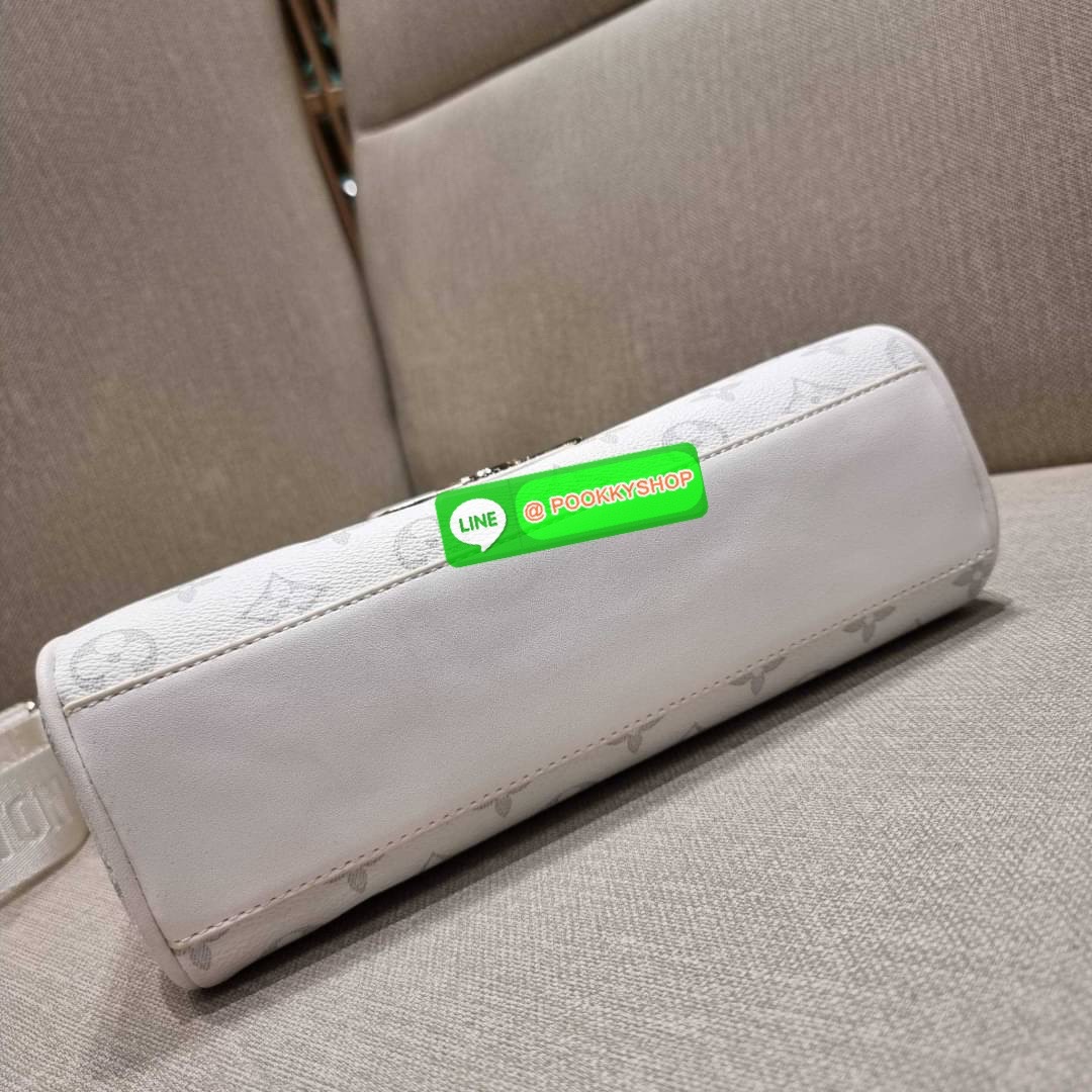 NEW ITEM!! LV CROSSBODY BAG WITH GWP กระเป๋าสะพายข้างพรีเมี่ยมกิ๊ฟ สีสวย คุณหนูสไตล์สุดๆ วัสดุหนังแคนวาส เปิด-ปิดกระเป๋าด้วยกระดุมแม่เหล็ก ภายในเป็นช่องโล่ง มีช่องซิปและช่องแยกให้ ใส่ของใช้สำคัญได้สบายๆ มือถือ พาวเวอร์แบงค์ เครื่องสำอางค์ ของจุกจิกได้หมดจ