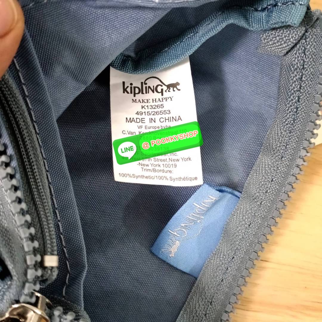 Kipling Creativity Large Pouch วัสดุ Nylon 100% กระเป๋าคล้องมือขนาดพอเหมาะ 7.25 นิ้ว พกพาสะดวก เปิด-ปิดด้วยซิปเดียวใช้งานง่าย ด้านในมีช่องกว้าง 2 ช่องและช่องซิปเล็กตรงกลางอีก 1ช่อง ใช้งานได้สะดวก สามารถใส่มือถือ 7.5 นิ้วได้ กุญแจรถ ธนบัตรได้ ล็อตนี้มาพร้อ