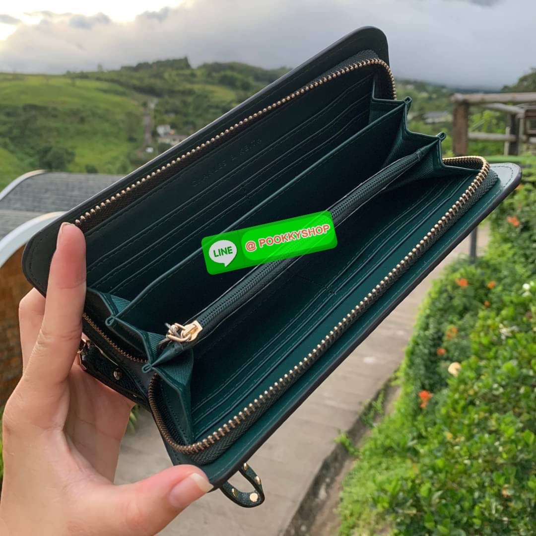 Charles & Keith Classic Zip Around Wallet กระเป๋าาสตางค์ใบยาว ซิปรอบ ด้านในมีช่องใส่บัตรหลายช่อง มีช่องใส่ธนบัตร และช่องซิปใส่เหรียญค่ะ มาพร้อมสายคล้องข้อมือ ตกแต่งด้วยหมุด
