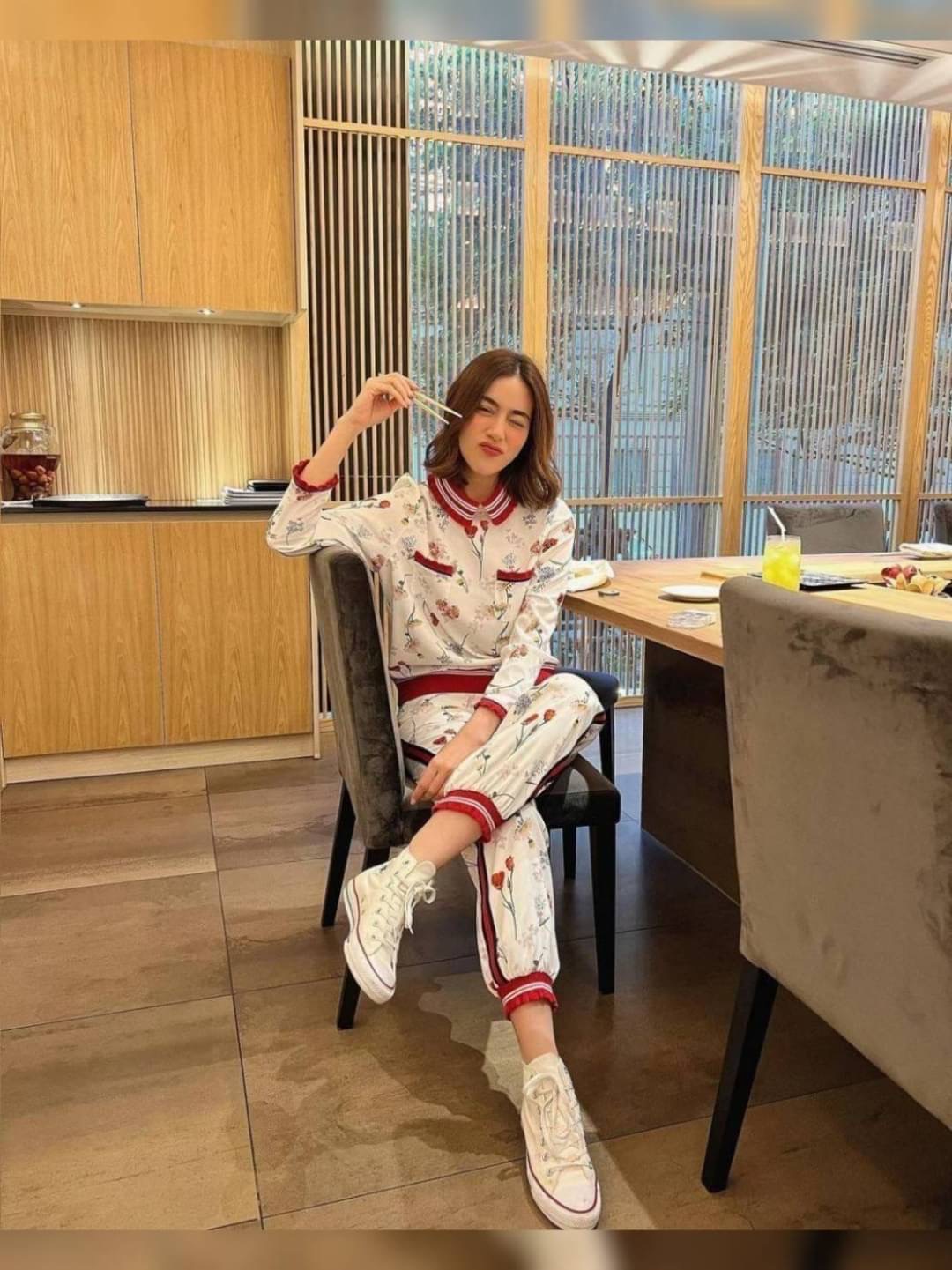 Set 2 ชิ้น สวยหรู ดูดีมีราคา รับลมหนาวพอดีเลยนะคะ ดารา-เซเล็ป ใส่กันเยอะคะ ผ้าหนานุ่มใส่สบาย มีซับในอย่างดี เสื้อซิปหลัง แต่งกระเป๋าคู่หน้า กางเกงทรงสวยเป๊ะ ลายกราฟฟิกดอกไม้สีสวยละมุน ราคานี้ห้ามพลาดนะคะ เห็นงานจริงต้องว้าวแน่นอนคะ