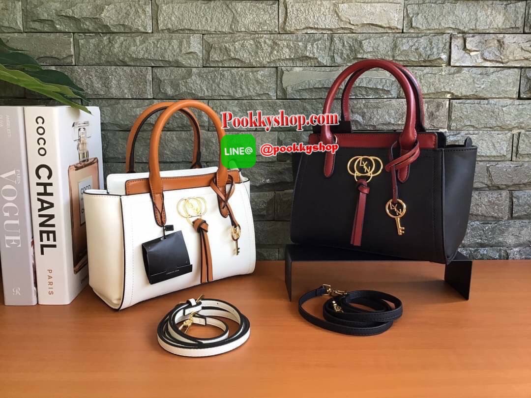 New Collection!!! LYN CROSSBODY BAG กระเป๋าสะพายไหล่ / กระเป๋าถือ ทรงปีกคอลเลคชั่นใหม่ สีทูโทน สวยโดดเด่น(!!)มาพร้อมกับรูปทรงดีไซน์สุดคลาสสิค ตกแต่งด้านหน้าห้อยพวงกุญแจ Lyn สุดเก๋ มาพร้อมกับสายสะพายยาวปรับระดับได้ เปิดปิดด้วยซิป ภายในโล่งกว้าง แยกเป็นสัดส