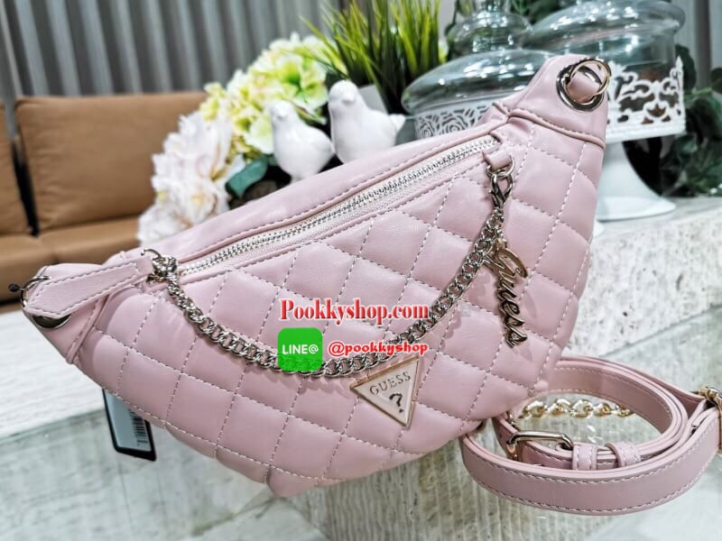 NEW ARRIVAL! Guess Kyli Fanny Pack Belt Bag 2019 กระเป๋าสะพาย/คาดเอว/คาดอกรุ่นใหม่ล่าสุดจาก GUESS FACTORY วัสดุหนังเเกะสังเคราะห์แบบนิ่มลายตารางเปิดปิดด้วยซิป ด้านหน้าประดับโซ่ห้อยโลโก้ดูมีดีเทล ด้านหลังมีช่องซิป ภายในมีโลโก้และช่องซิป สะพายได้หลายแบบไม่จ