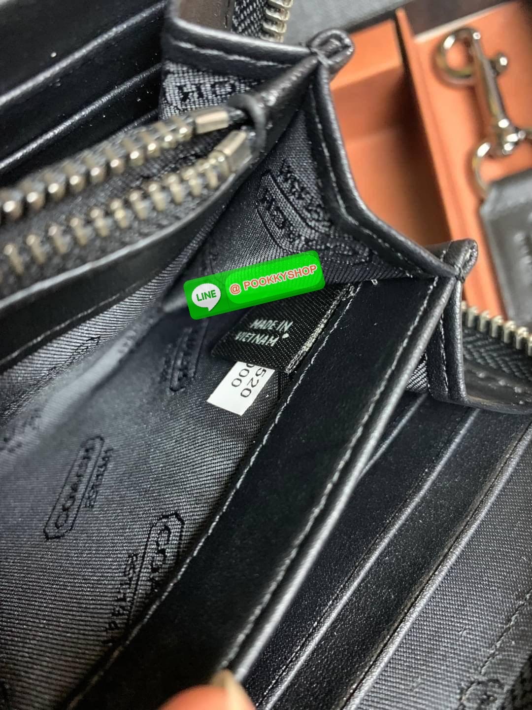 COACH ACCORDION ZIP WALLET IN SIGNATURE CANVAS กระเป๋าสตางค์ใบยาว ซิปรอบ ใช้งานง่าย ด้วยฟังค์ชั้น ด้านใน ใส่บัตรได้จุใจ มีช่องซิปใส่เหรียญตรงกลาง โดนใจหลายๆคนไปเรียบร้อยและคลาสสิค เรียบหรูดูแพงตลอดกาล ยกให้รุ่นนี้เลย