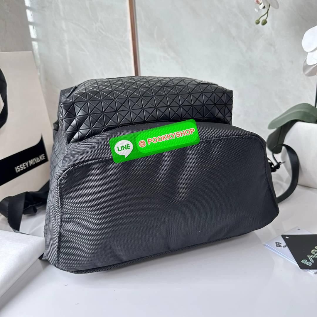 BAO BAO ISSEY MIYAKE KURO DAYPACK BACKPACK 🔖กระเป๋าเป้รุ่นฮอตทรงเรขาคณิตที่สุดในญี่ปุ่น KURO ภาษาญี่ปุ่นคือมาความเก๋ไก๋ เป็นกระเป๋าเป้ที่น้ำหนักแต่สามารถรับน้ำหนักได้ดี 🔖วัสดุ โพลียูรีเทน(Polyurethane) น้ำหนักเบา มีความแข็งแรง 🔖เปิ