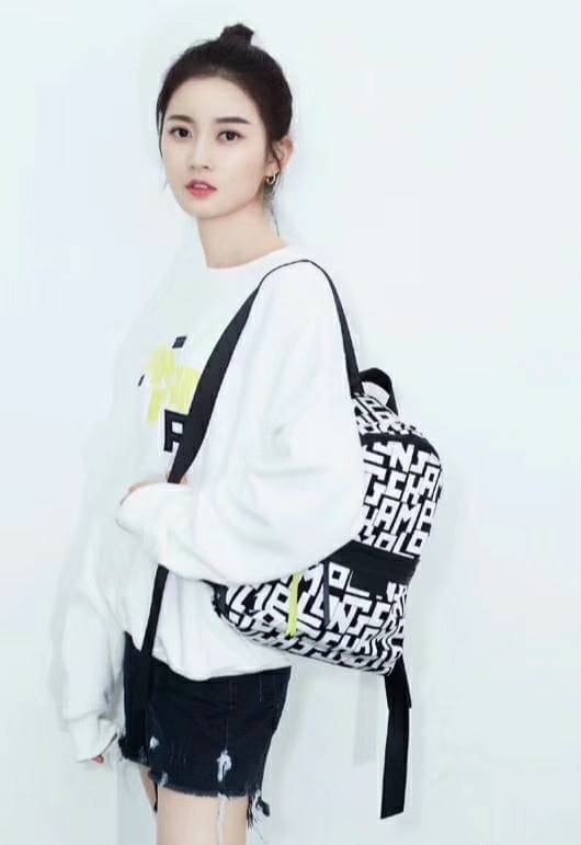 LONGCHAMP LE PLIAGE LGP BACKPACK รายละเอียด • วัสดุ: ผ้าใบ • อะไหล่: นิกเกิล • ตัวกระเป๋า: ผ้าใบโพลีอะไมด์เคลือบด้านใน • ตกแต่ง: หนังวัว รายละเอียดภายนอก • การปิด: ด้วยซิป • สายสะพาย: เลื่อนปรับระดับได้ • ช่อง: 1 ช่องซิป ภายใน • ช่องใส่ของ: 1 ช่อง ช่องด้า