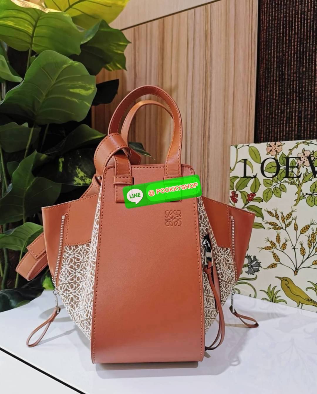 ✴️ห้ามพลาด!✴️NEW ARRIVAL! LOEWE ANAGRAM SHOULDER BAG GIFT WITH PURCHASE (GWP) กระเป๋าถือหรือสะพายพรีเมี่ยมกิ๊ฟ Limited จาก LOEWE PERFUME DUTYFREE COUNTER รุ่นหายากสุดเลอค่าวัสดุ Anagram Canvas ตัดหนังแท้ Calfskin สุดคลาสสิค ขนาดกำลังดี น้ำหน