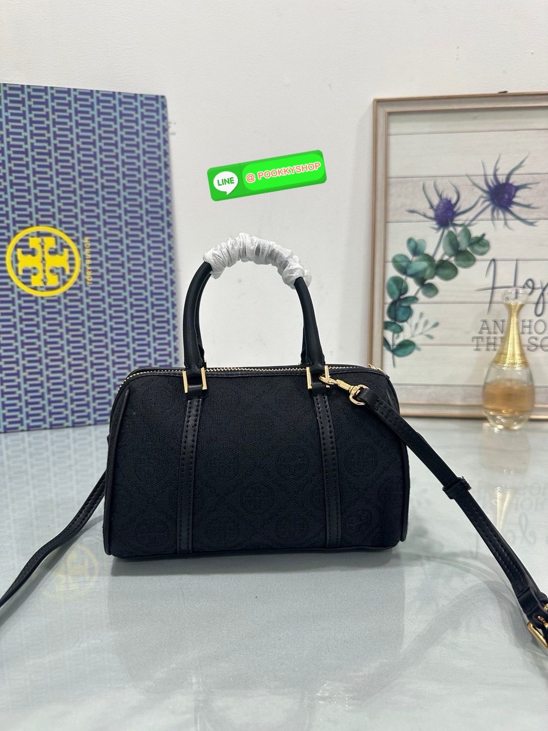 💙ToryBurchMiniBostonBag 🖤💫 • รุ่น: Mini Boston Bag จากแบรนด์ Tory Burch — ลักษณะทรง Boston น้ำหนักเบา มีหูจับด้านบน + สายสะพายแบบปรับได้ในบางรุ่น ใช้หนังหรือผสมวัสดุต่างๆ ตามรุ่นย่อย.