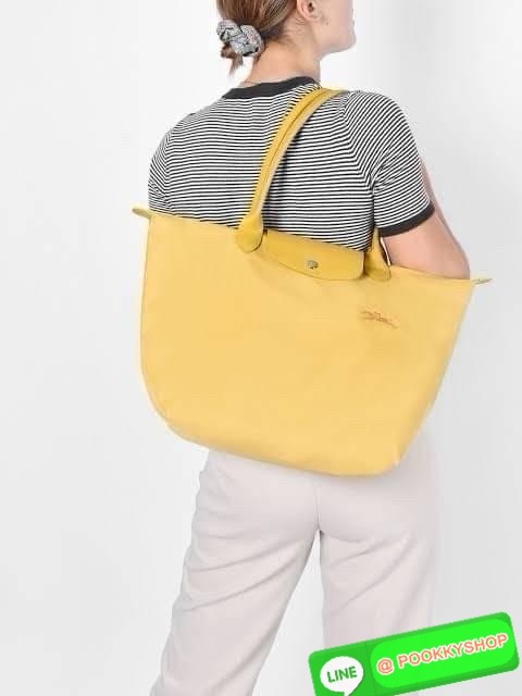 LONGCHAMP LE PLIAGE GREEN Shoulder bag L กระเป๋าโท้ทใบนี้ดึงดูดใจคุณด้วยรูปทรงมินิมอลและปริมาตรที่เพียงพอซึ่งสามารถเก็บเอกสารหรือแล็ปท็อปทั้งหมดของคุณได้อย่างง่ายดาย ด้ามยาวช่วยให้คุณสวมใส่ได้อย่างสบายบนไหล่ ขณะที่การปิดด้วยซิปช่วยให้มั่นใจได้ว่าสิ่งของทั