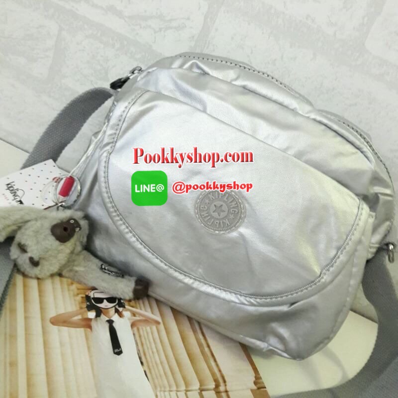 พร้อมส่ง KIPLING mini handbag k15313 กระเป๋าสะพายสุดน่ารัก ด้วยทรงกระเป๋าที่แสนจะน่ารัก มีความโค้งมน ขนาดกำลังดี ใช้งานง่ายๆในทุกวันของคุณ มีช่องด้านหน้าเปิดปิดง่ายด้วยตีนตุ้กแก และช่องอเนกประสงค์ปิดมิดด้วยซิป พร้อมพวงกุญแจน้องลิงอันเป็นเอกลักษณ์ของแบรนด์