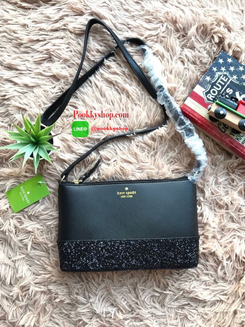Kate Spade New York Greta Court Ramey Gritter Crossbody Bag กระเป๋าสะพายที่มีดีเทลเป็นกริชเตอร์วิ้งที่ก้นกระเป๋า ด้านบนหนังsaffiano เปิดปิดด้วยซิปเดียวด้านบน ภายในใส่กระเป๋าสตางค์ยาว มินิไอแพคได้ สายสะพายยาว118cmปรับไม่ได้ ขนาดกำลังดีสวยน่าใช้เลยคร้า!!