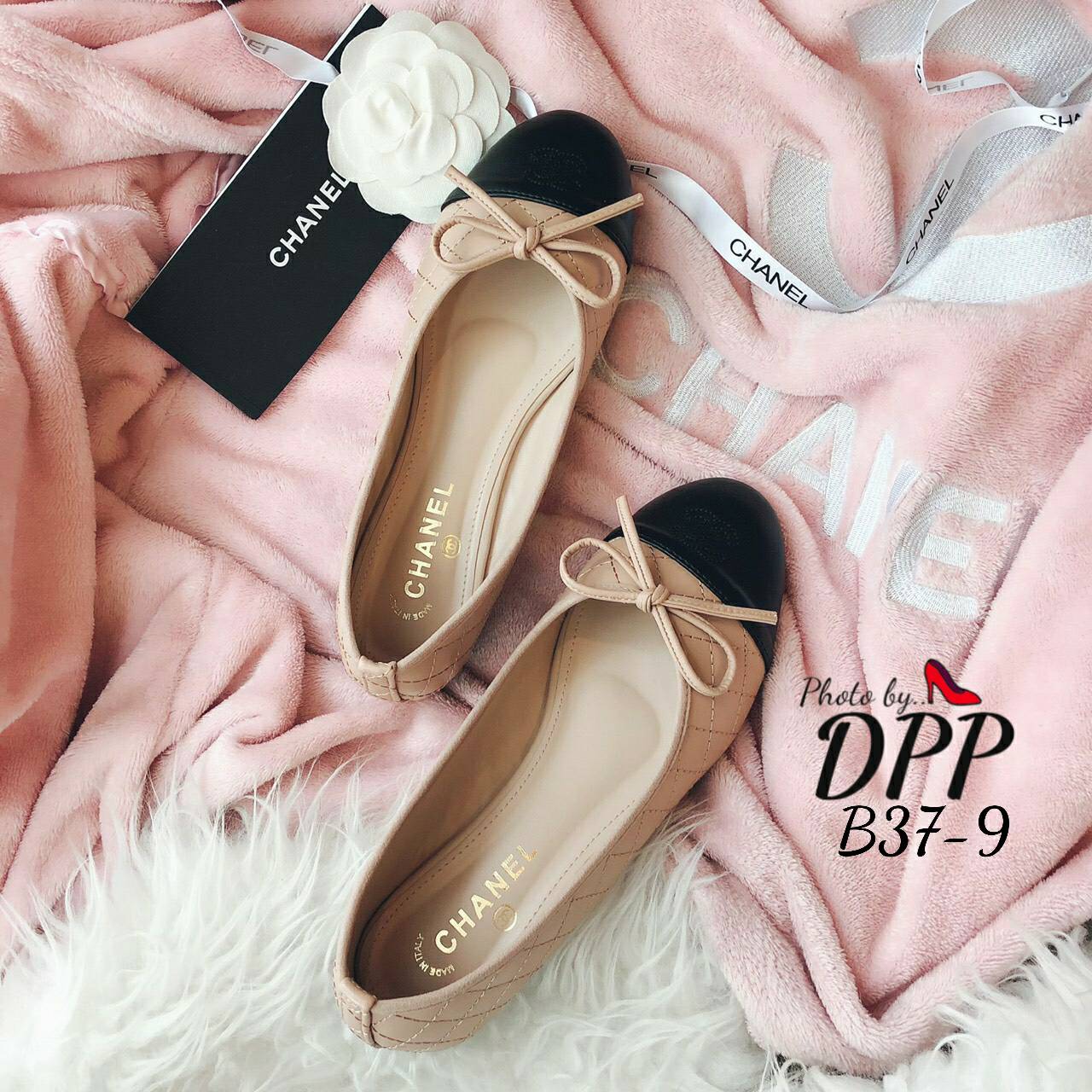 B37-9 พร้อมส่ง รองเท้าคัทชู ทรงหัวมน งานขายดี CHANEL หน้าโบว์ วัสดุทำจากหนังนิ่มตัดต่อทูโทนหัวดำ งานเดินเส้นตาราง งานใส่สบาย เป็นรองเท้าที่ใส่ได้ทุกวัน เข้ากับเสื้อผ้าทุกชุด ทรงสวมมาก