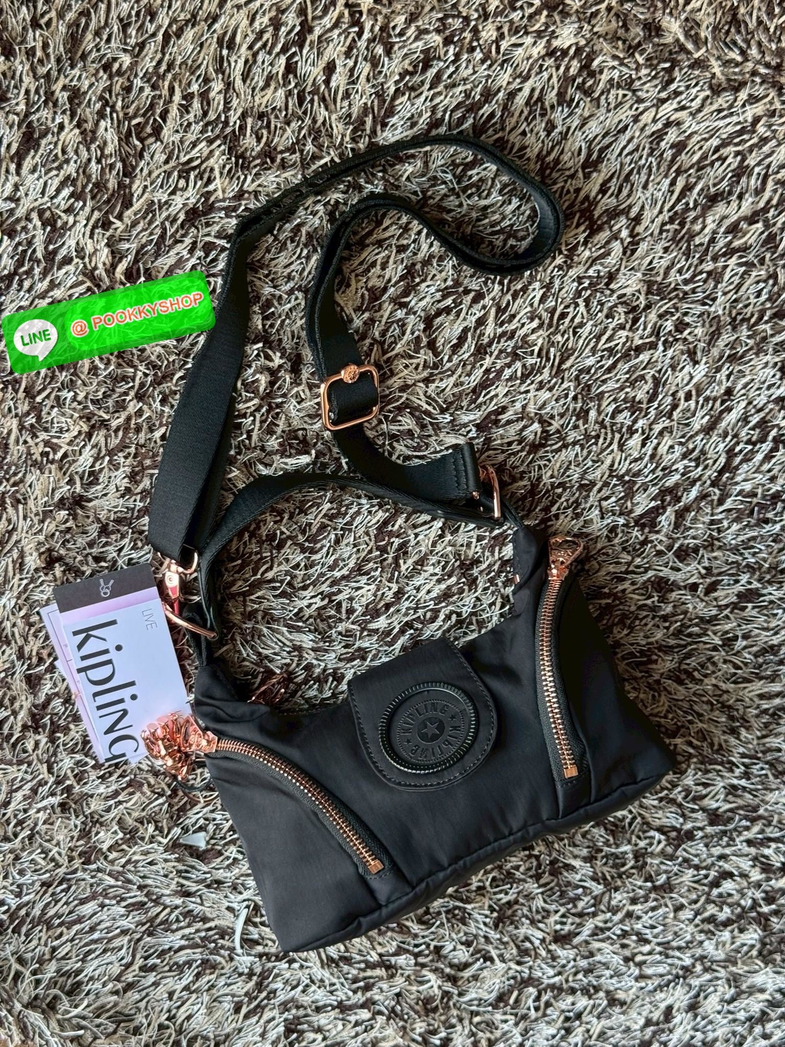 Kipling Syro Shoulder bag กระเป๋าในสไตล์มินิมอล แต่สามารถใส่สิ่งของได้ครบครัน มีทั้งช่องซิปภายในและนอก น้ำหนักเบา มีสายสะพายครอสบอดี้ได้