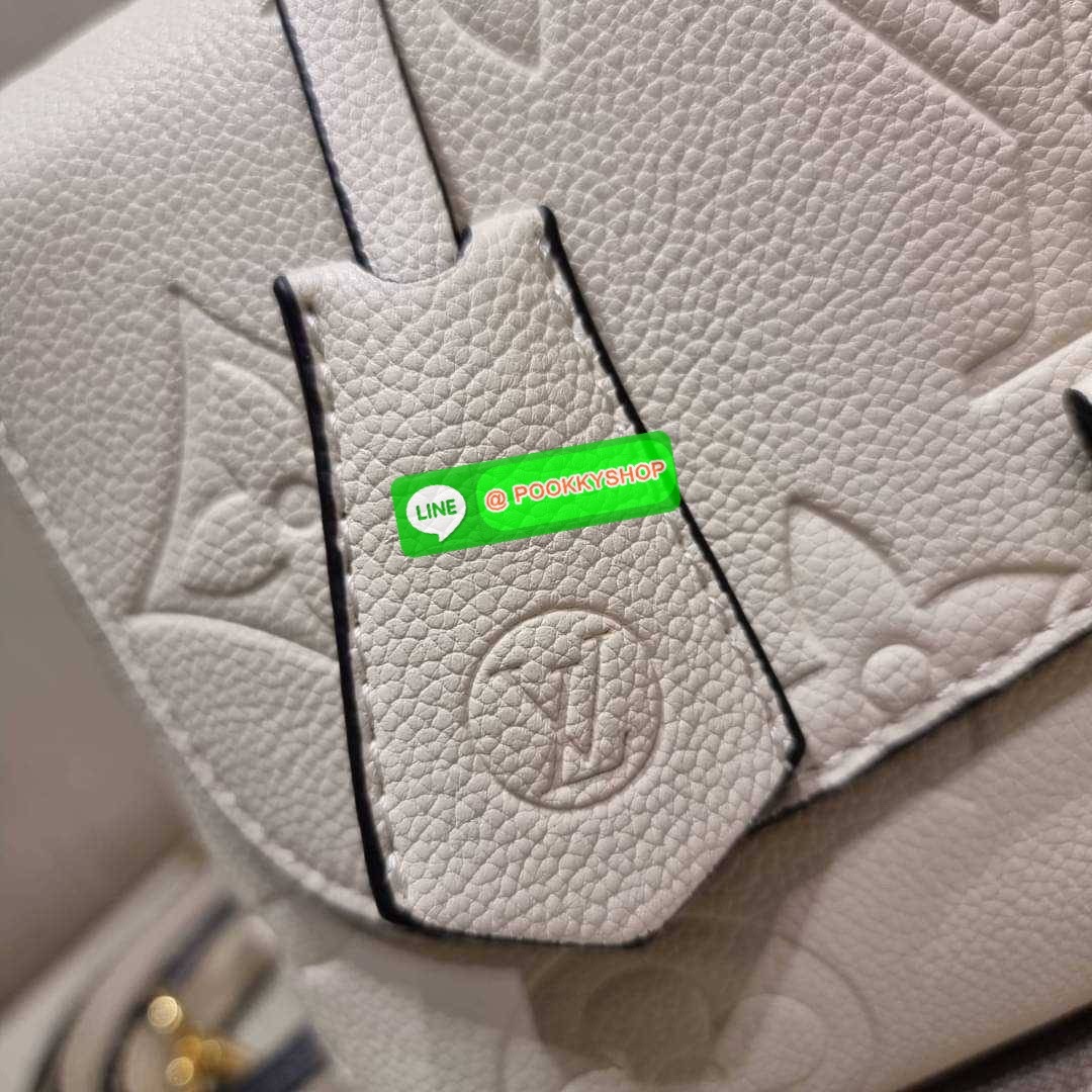 LV MADELEINE BAG ใหม่ล่าสุด อีกหนึ่งรุ่นคลาสสิคหายาก จากเคาน์เตอร์ dutyfree ที่สาวๆรอคอย กระเป๋าถือ/สะพายข้าง ดีไซน์เรียบง่าย แต่เต็มไปด้วยดีเทลความหรู วัสดุหนังวัวปั๊มลายเอกลักษณ์ เปิด‐ปิดด้วยอะไหล่กดล็อคสีทองหรู และมีพวงหนังห้อยพิเศษแถมมาให้ด้วย ภายในแบ